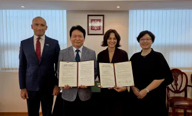 Podpisanie memorandum o współpracy przez Shin Byung-dae, Wiceprzewodniczący Komitetu Organizacyjnego Cheongju Craft Biennale i zastępca burmistrza Cheongju, oraz dr Olga Wysocka, Dyrektorka Instytutu Adama Mickiewicza, fot. IAM