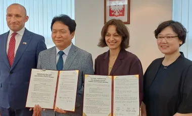 Podpisanie memorandum o współpracy przez Shin Byung-dae, Wiceprzewodniczący Komitetu Organizacyjnego Cheongju Craft Biennale i zastępca burmistrza Cheongju, oraz dr Olga Wysocka, Dyrektorka Instytutu Adama Mickiewicza, fot. IAM