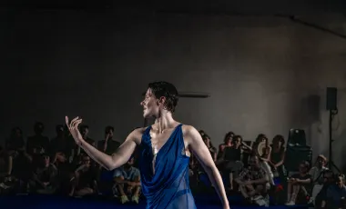 Ewa Dziarnowska w trakcie performansu