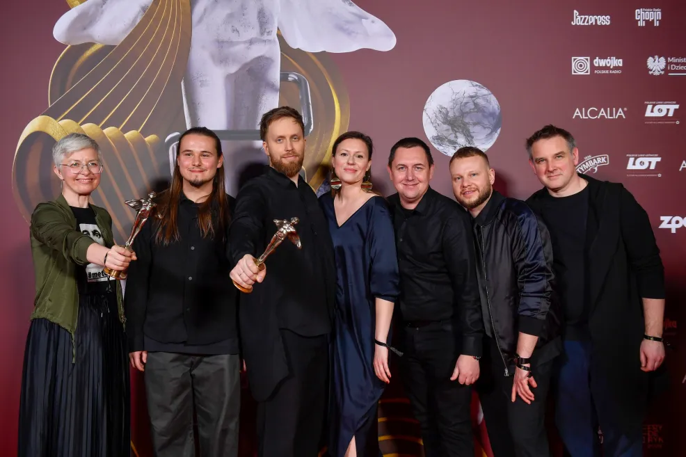 Nikola Kołodziejczyk ze statuetką Fryderyka i zespołem
