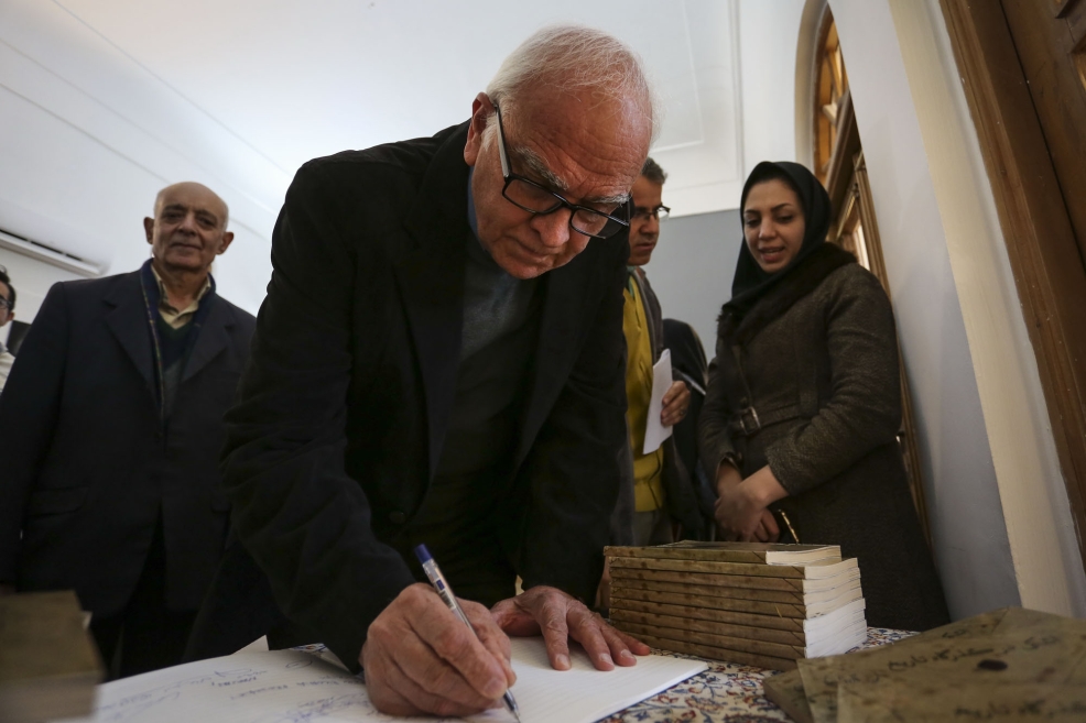 Burmistrz Isfahanu dr Ghordrat Noroozi wpisuje się do księgi pamiątkowej podczas finisażu wystawy dr Ghordrat Noroozi "Urodzeni w Niepodleglej. Lahestani-ha. Dzieci Isfahanu po 75 latach ponownie w Iranie".