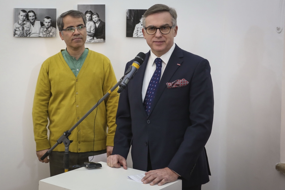 Dyrektor Instytutu Adama Mickiewicza Krzysztof Olendzki przemawia podczas finisażu wystawy "Urodzeni w Niepodleglej. Lahestani-ha. Dzieci Isfahanu po 75 latach ponownie w Iranie".