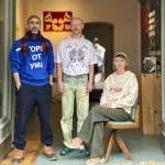 trójka kuratorów pozująca do zdjęcia