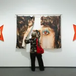 starsza kobieta fotografująca instalację artystyczną