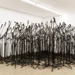 mikrofony ustawione w grupie obok siebie w ramach instalecji artystycznej