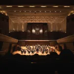 orkiestra podczas występu na scenie