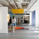 wystawa z różnymi fragmentami tkanin rozłożonymi w sali ekspozycyjnej