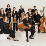 grupa artystów pozująca z instrumentami