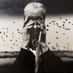 abstrakcyjne zdjęcie z starszą osobą zasłaniającą twarz dłońmi