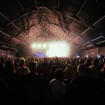 namiot ze sceną wypełniony publicznością