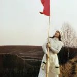 Maria Pinińska-Bereś, Sztandar autorski (Fahne der Autorin), 1979, Dokumentation der Performance, Courtesy Archiv der M