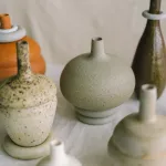 Ceramiczne wazony w stonowanych kolorach 