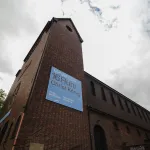 Kościół z plakatem Manifesta 15 Ruhr