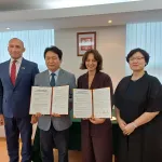 Podpisanie memorandum o współpracy przez Shin Byung-dae, Wiceprzewodniczący Komitetu Organizacyjnego Cheongju Craft Biennale i zastępca burmistrza Cheongju, oraz dr Olga Wysocka, Dyrektorka Instytutu Adama Mickiewicza, fot. IAM