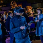 człowiek w googlach VR gra w piwnicy