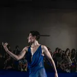Ewa Dziarnowska w trakcie performansu