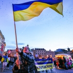 kobieta flaga ukraińska protest 