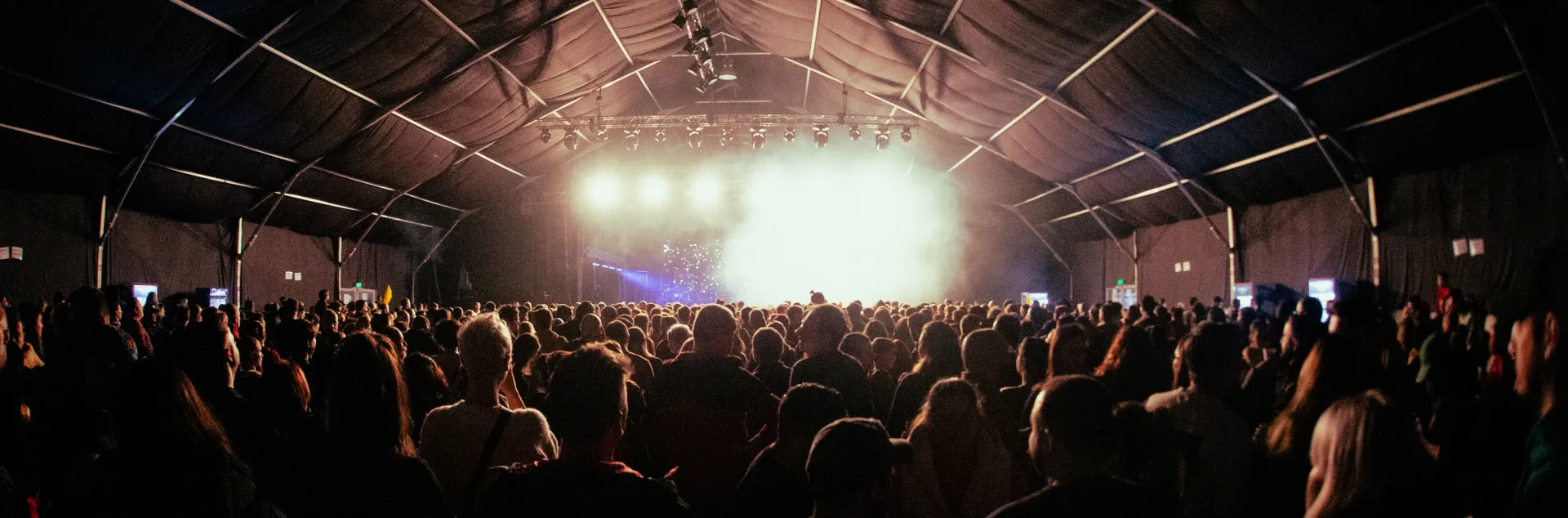 publiczność w namiocie na koncercie