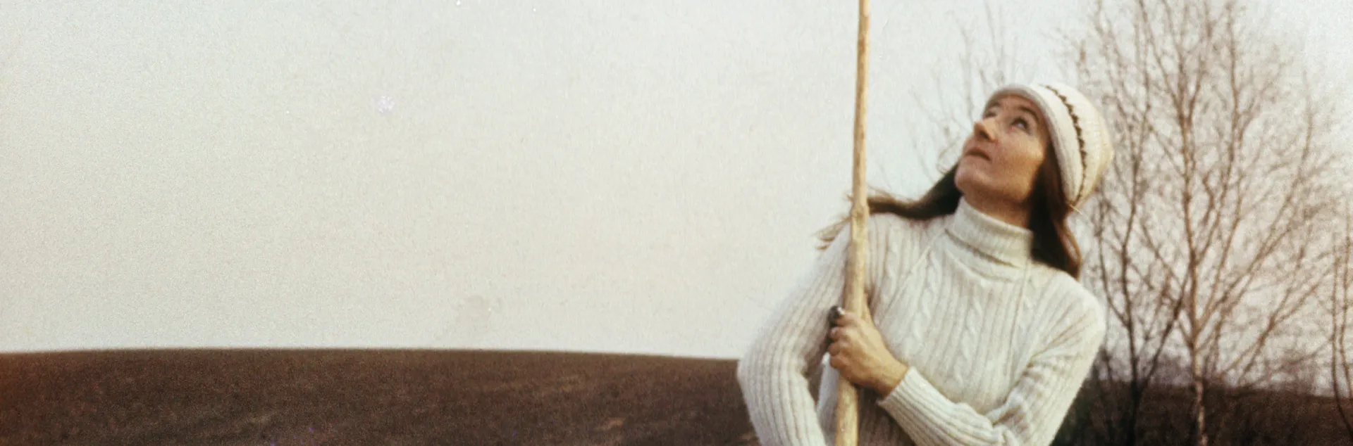 Maria Pinińska-Bereś, Sztandar autorski (Fahne der Autorin), 1979, Dokumentation der Performance, Courtesy Archiv der M