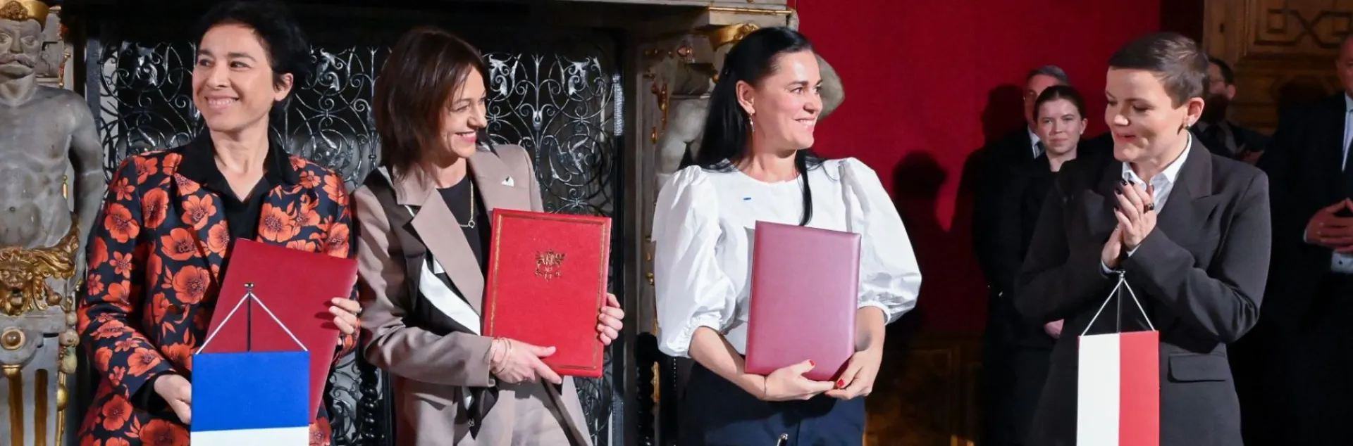 Cztery kobiety za stołem