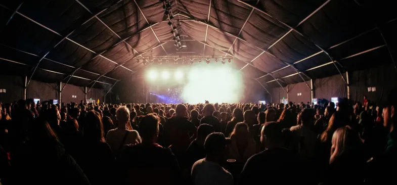 publiczność w namiocie na koncercie