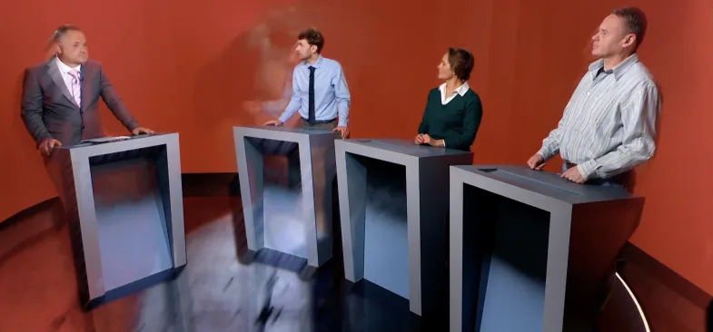 Cztery osoby w studiu nagraniowym teleturnieju