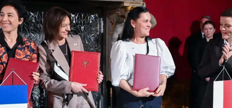 Cztery kobiety za stołem