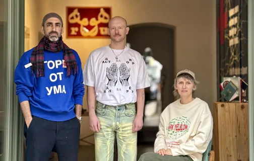 trójka kuratorów pozująca do zdjęcia