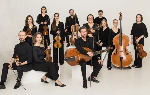 grupa artystów pozująca z instrumentami