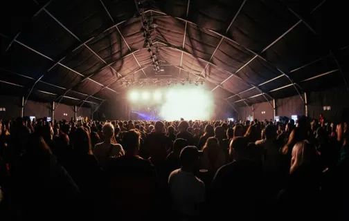 namiot ze sceną wypełniony publicznością