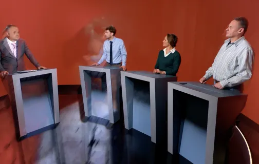 Cztery osoby w studiu nagraniowym teleturnieju