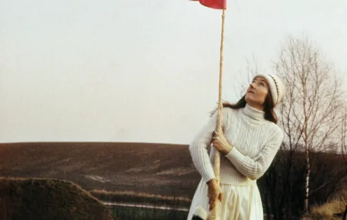 Maria Pinińska-Bereś, Sztandar autorski (Fahne der Autorin), 1979, Dokumentation der Performance, Courtesy Archiv der M