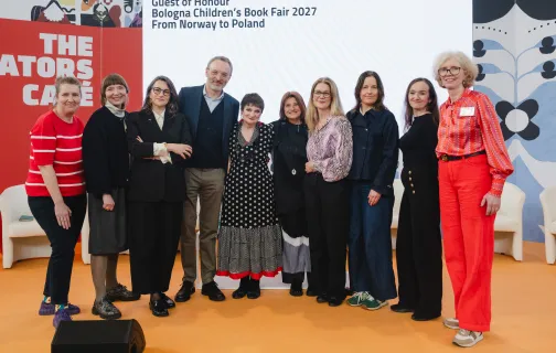 Ludzie stojący w rzędzie pod napisem "Ceremonia przekazania tytułu Gościa Honorowego BCBF 2027, Norwegia Polsce"" 