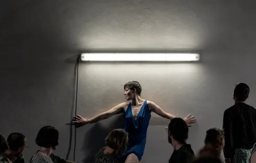 Performerka opierająca się o ścianę