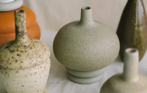 Ceramiczne wazony w stonowanych kolorach 