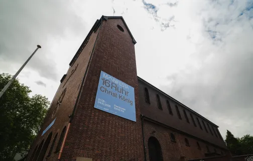 Kościół z plakatem Manifesta 15 Ruhr
