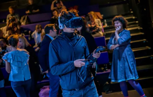człowiek w googlach VR gra w piwnicy