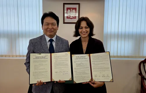 Podpisanie memorandum o współpracy przez Shin Byung-dae, Wiceprzewodniczący Komitetu Organizacyjnego Cheongju Craft Biennale i zastępca burmistrza Cheongju, oraz dr Olga Wysocka, Dyrektorka Instytutu Adama Mickiewicza, fot. IAM
