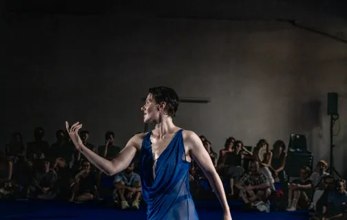 Ewa Dziarnowska w trakcie performansu